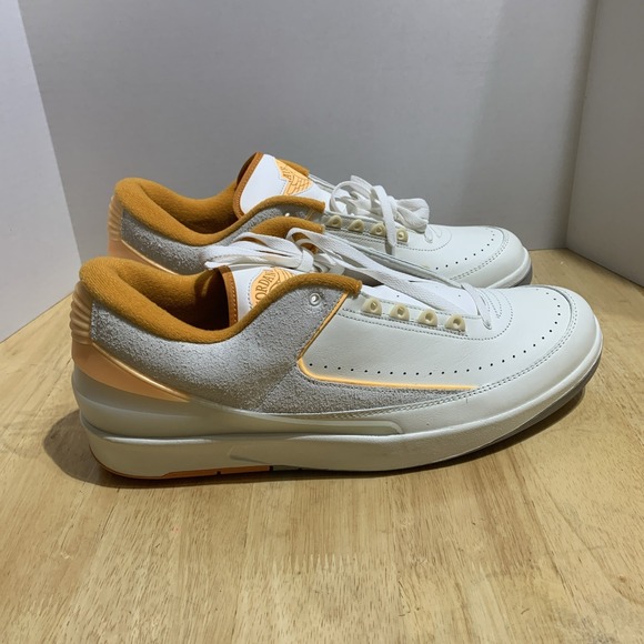 white and gold jordan 2